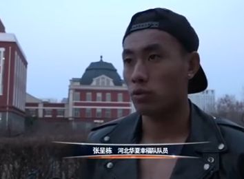 《以父亲之名》曝海报 张涵予跨国追凶为女报仇 2024-04-22 近日，由韩三平监制，陈大明编剧并导演，张涵予、安沺领衔主演的犯罪悬疑电影《以父亲之名》释出“点亮心门”版海报以及多张剧照。