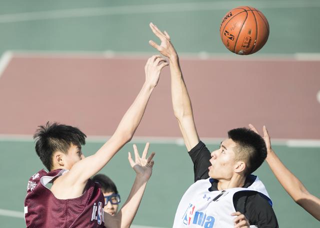 姜文一身休闲装抵威尼斯 与记者玩对拍以示不满 2013-08-28 威尼斯当地时间8月27日，第70届威尼斯国际电影节开幕在即。