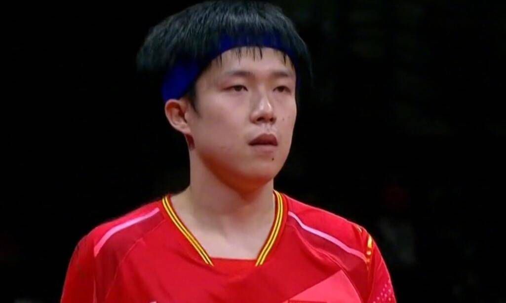 她以一头银发造型亮相，身穿深蓝色西装短裙略显疲惫出场，从外形上看像扮演一位老人。