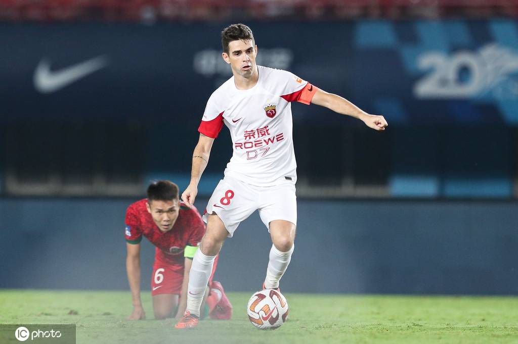 动画大电影《加菲猫》曝角色海报 2024-03-28 日前，动画大电影《加菲猫》首曝角色海报，不仅解锁了幼年体和成年体两种形态的加菲，还有欧弟、加菲老爸、“铲屎官”乔恩以及片中反派猫狗。