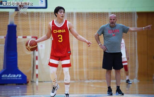与以往版本不同的是，影片在一开始为我们讲述了这位偏执且有些许强迫症的大侦探，充满伤痛的过往。