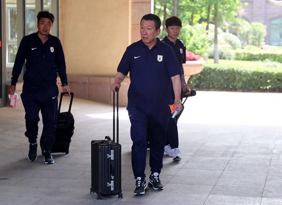 剧集方面，《守望者》获得26项提名领跑榜单，《了不起的麦瑟尔夫人》获得20项提名紧随其后，《黑钱胜地》《继承之战》以18项提名并列，《曼达洛人 简·林奇秀香肩笑容甜美 2010-08-30 当地时间2010年8月29日，被称为“电视界奥斯卡”的第62届艾美奖颁奖典礼在美国纽约时代广场诺基亚剧院盛大举行，本届艾美奖入围者实力雄厚竞争激烈，红地毯上也是群星闪耀，星光熠熠。