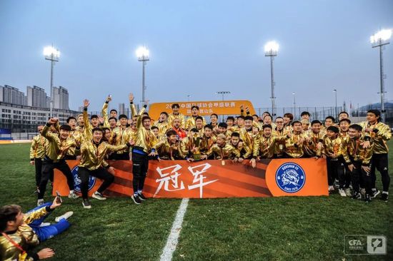 “样片实验室”是金鸡电影创投大会组委会于2023年推出的全新板块，通过从资金到专业指导的全方位样片拍摄扶持，向投资人展示青年导演的创作能力，打通从“创”到“投”的“最后一公里”。