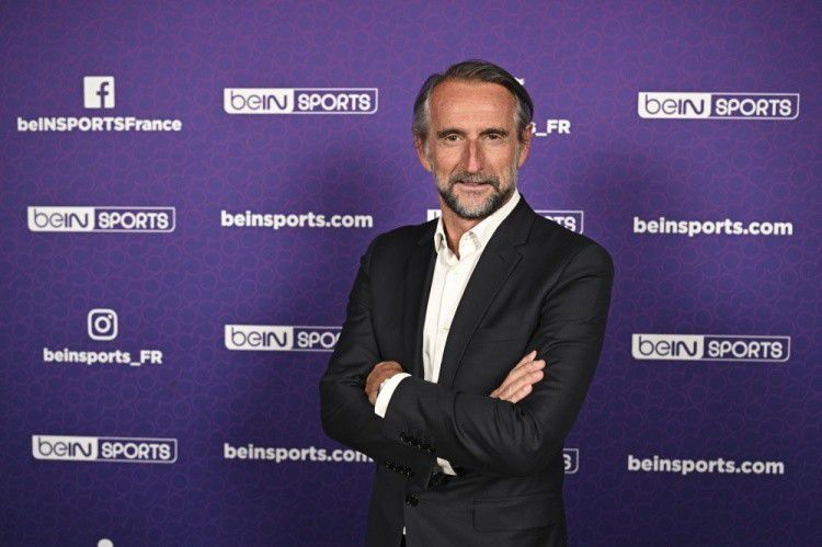 日前,结束新戏《古驰》拍摄的GaGa返回美国,当天她身穿印花卫衣搭配灰色热裤出街,露出粗壮大腿,头发蓬乱不修边幅,买完咖啡连忙上车离开。