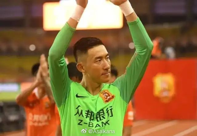 主演海瑟·格拉汉姆身穿黑色深V长裙大秀美背、男主角扎克·加利费安纳基斯、韩裔美籍演员肯·郑、布莱德利·库珀等悉数亮相。