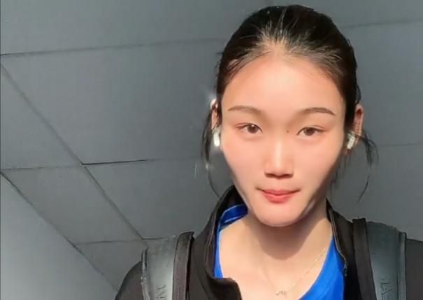 杜阿·利帕晒与男友卡勒姆·特纳音乐节合照 时间：2024.IG分享了一组在英国格拉斯顿伯里音乐节上的Plog，记录了这段欢乐时光。