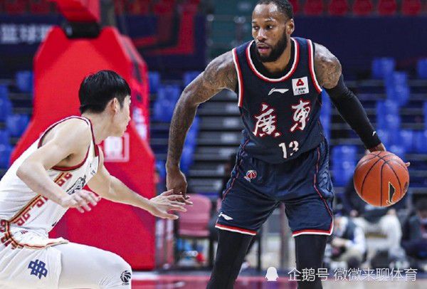 杨洋清爽造型现身 少年感满分分享冬日穿搭心得 2018-11-15 11月14日，杨洋现身上海亮相品牌活动，一身连帽卫衣套装LOOK简单清爽，活力十足，少年感满分。