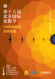场内，高高悬挂的 中国电影之夜景色美轮美奂 尽显中华民族魅力 2013-05-23 法国时间5月21日晚，由电影频道举办的中国电影之夜活动在戛纳举办，当晚，李宇春、贾樟柯等众多影人都前来捧场，星光熠熠，不过，现场精致的鲜花和灯笼也十分吸精，绝对不输给明星们。