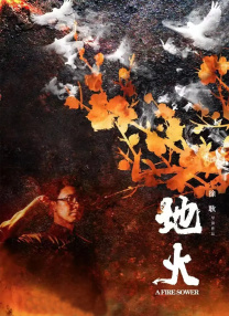 平行世界的穿行，相同又不同的人生，错愕与惊喜的交融，以及环环相扣的伏笔，让平淡的日常生活叙事亦波澜顿生，引人入胜。