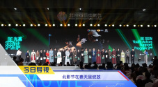 “娘娘”孙俪手插口袋走在前边气场强大，邓超与一众保镖紧随其后好似“娘娘出巡”场景。