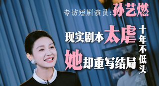 她穿着宽松装凸肚涨奶露象腿，肥胖似大妈，自己手拎几袋超市购买的物品无人帮忙，略显落寞。