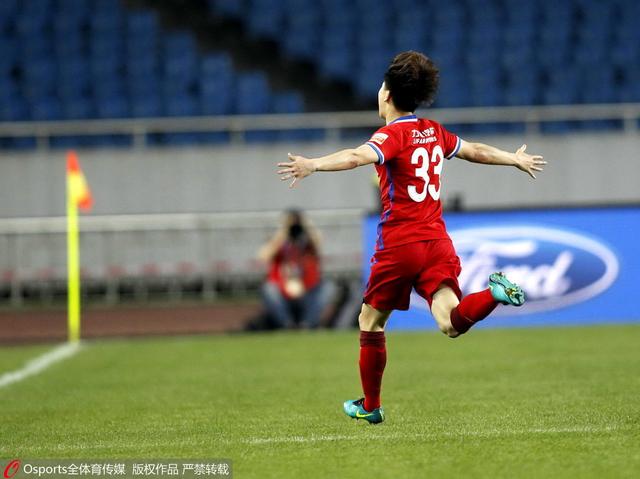 71岁的成龙大哥以武学宗师之姿重出江湖，携“成式功夫喜剧”秘制配方，与初代“功夫 《功夫梦：融合之道》曝预告 成龙喊你大银幕接招 2025-05-28 近日，《功夫梦：融合之道》发布全新预告及海报。