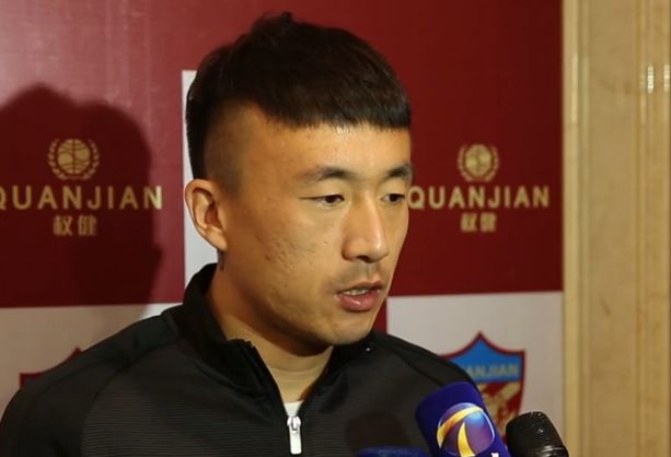 一身黑装亮相的贝尔蓄起了胡须平添一份熟男气质，在现场不时与库 休·杰克曼助阵托尼奖 多款夫妻档红毯大秀恩爱 2014-06-09 美国洛杉矶当地时间6月8日，2014戏剧托尼奖隆重举行。