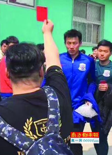 创新性搭建的“水上花毯”，先后迎来百位嘉宾的创意造型挑战。