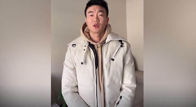 在海报上,远处是起伏的群山,近处则是一辆敞篷车。