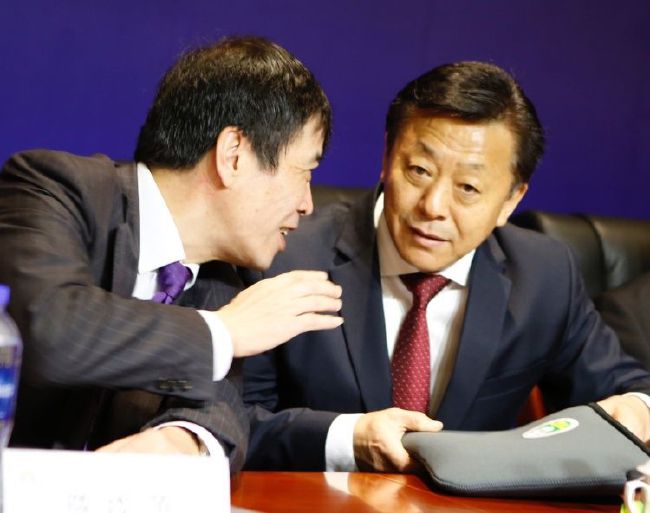 就连谢楠和费启鸣都惊叹:“这就是真实版20年前的裙子我一直穿的上”。