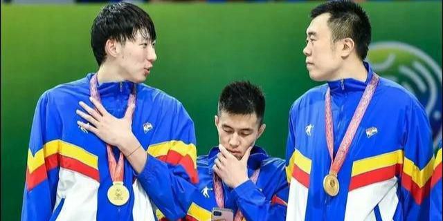 而当她在节目中唱歌表演时，换上了一套黑色薄纱透明上装搭配皮质热 赛琳娜穿比基尼海滩游泳被拍 性感撅嘴妩媚撩发 2013-10-29 近日，小天后赛琳娜·戈麦斯在迈阿密海滩游泳被拍，赛琳娜身穿比基尼，露出匀称身材，她还妩媚撩发、性感撅嘴，大有迷人之势。