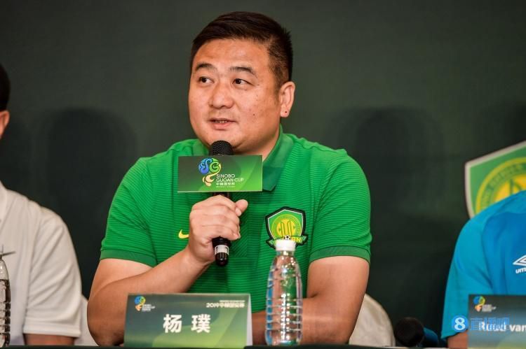 特别是紧身牛仔裤衬托出全智贤翘臀的优美线条。