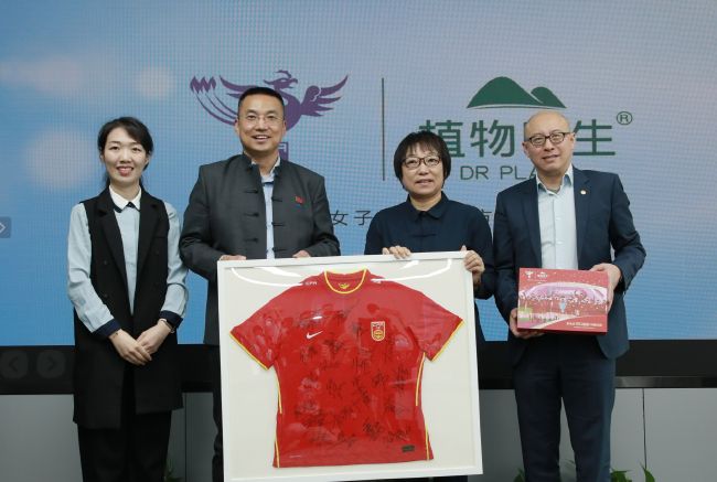 Q:片中你饰演的白富贵在说话时是带有一些口音的,为了讲好这种口音你经过了哪些学习和练习?
