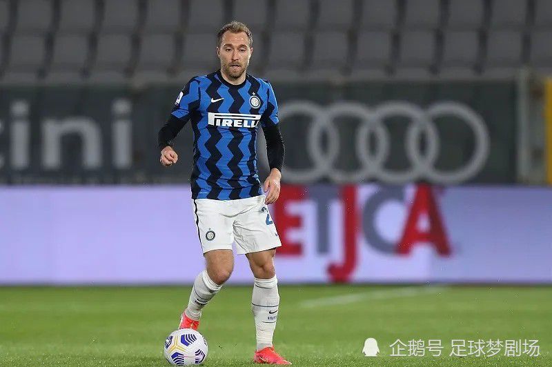 格伦·克洛斯、莎拉·保罗森、泰亚娜·泰勒、金·卡戴珊、妮.F1赛车题材电影《顶点》片场 布拉德·皮特现身!
