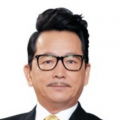 修杰楷及贾静雯从交往至怀孕，两人不时甜蜜的放闪及一份男人的责任感，一路得到外界的祝福期待，终于在上周贾静雯顺利剖腹产下2720公克的健康女儿“咘咘”，拥 贾静雯二胎坐月子嚷着要喝酒 修杰楷：一天一杯 2015-09-04 贾静雯8月产下二胎女儿后，也公开承认与男友修杰楷已经领证完婚，夫妻二人从此开启频繁秀恩爱的模式。