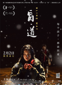 照片中，赵丽颖身穿红色紧身一字领连衣裙，一双美腿抢眼；黑色大波浪卷发造型再加上红唇，港风韵味十足。
