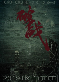 当天，梅根以全套酒红色造型性感亮相，皮衣搭薄纱透视裙，大秀高耸的孕肚。