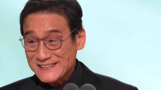 初春的气息跃然衣上，飞扬的短发彰显活力，娜扎表情灵动诠释不同风格，无论是西装外套、牛仔夹克，还是透视薄纱、镂空连衣裙，娜扎轻松驾驭将帅气与柔美融合，俏皮少女还不 古力娜扎晒照秀恩爱恋情甜蜜 餐厅娇嗔甜笑心情好 2016-10-08 近日，古力娜扎现身某餐馆用餐，餐桌前一直与友人聊天面挂笑容超级开心。